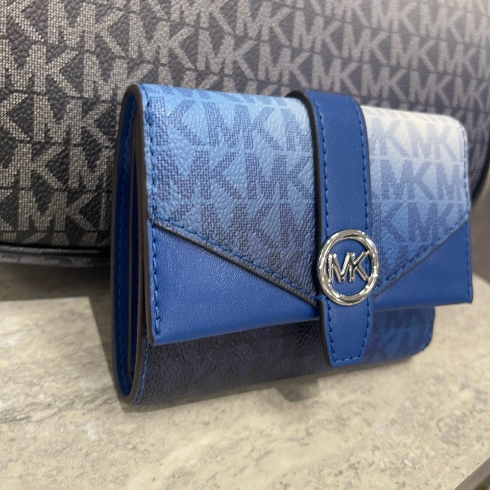 MICHAEL KORS Greenwich Med Ombré Signature Logo Tri-Fold Wallet
Galaxy Blue
NWT - Picture 6 of 16